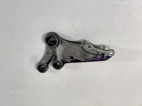 2007 Suzuki GSXR750 Foot Peg Bracket Front Right 4351101H01 OEM Footpeg GSX R750