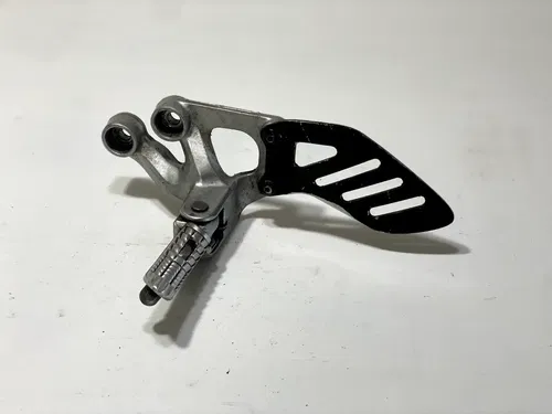 2007 Suzuki GSXR750 Front Foot Peg Mounting Bracket Rear Left Side Rest GSXR 750