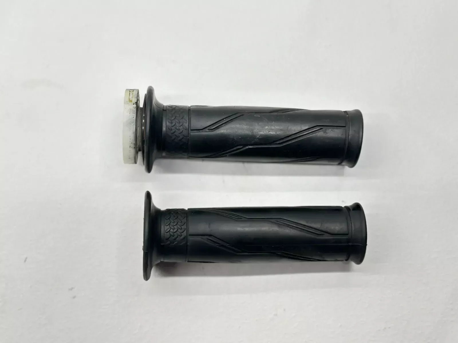 2009 Yamaha YZFR6 Throttle Tube Housing Grips Tubes Set OEM Black 2C0-26240-00-0