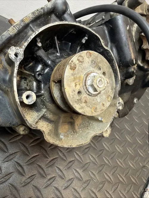 1984 SUZUKI RM250 BOTTOM END MOTOR ENGINE CRANK CASE TRANSMISSION GEARS FLYWHEEL