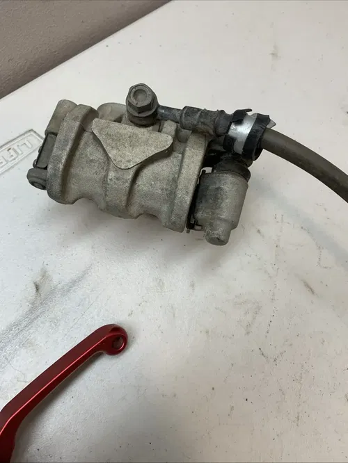 2004 02-18 CRF450R OEM FRONT BRAKE CALIPER MASTER LINE LEVER RES. 45150-MEN-006