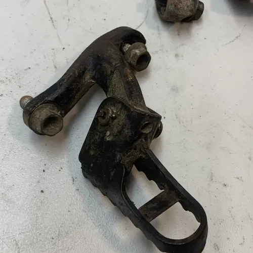 1984 XL250R xl250r OEM Left And Right Foot Pegs With Hardware