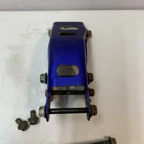 2004 YAMAHA TTR125 LE OEM FRONT ENGINE MOTOR MOUNT STAY BRACKET WITH BOLTS TTR