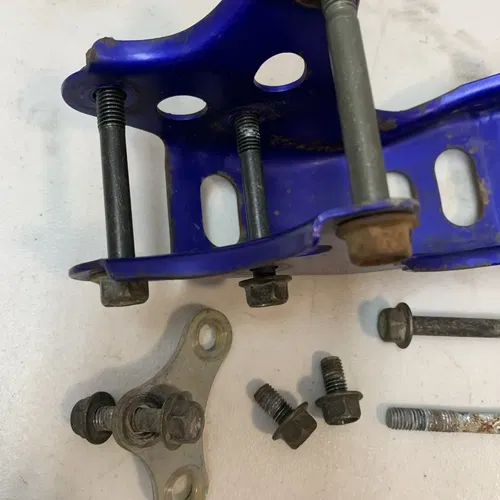 2004 YAMAHA TTR125 LE OEM FRONT ENGINE MOTOR MOUNT STAY BRACKET WITH BOLTS TTR