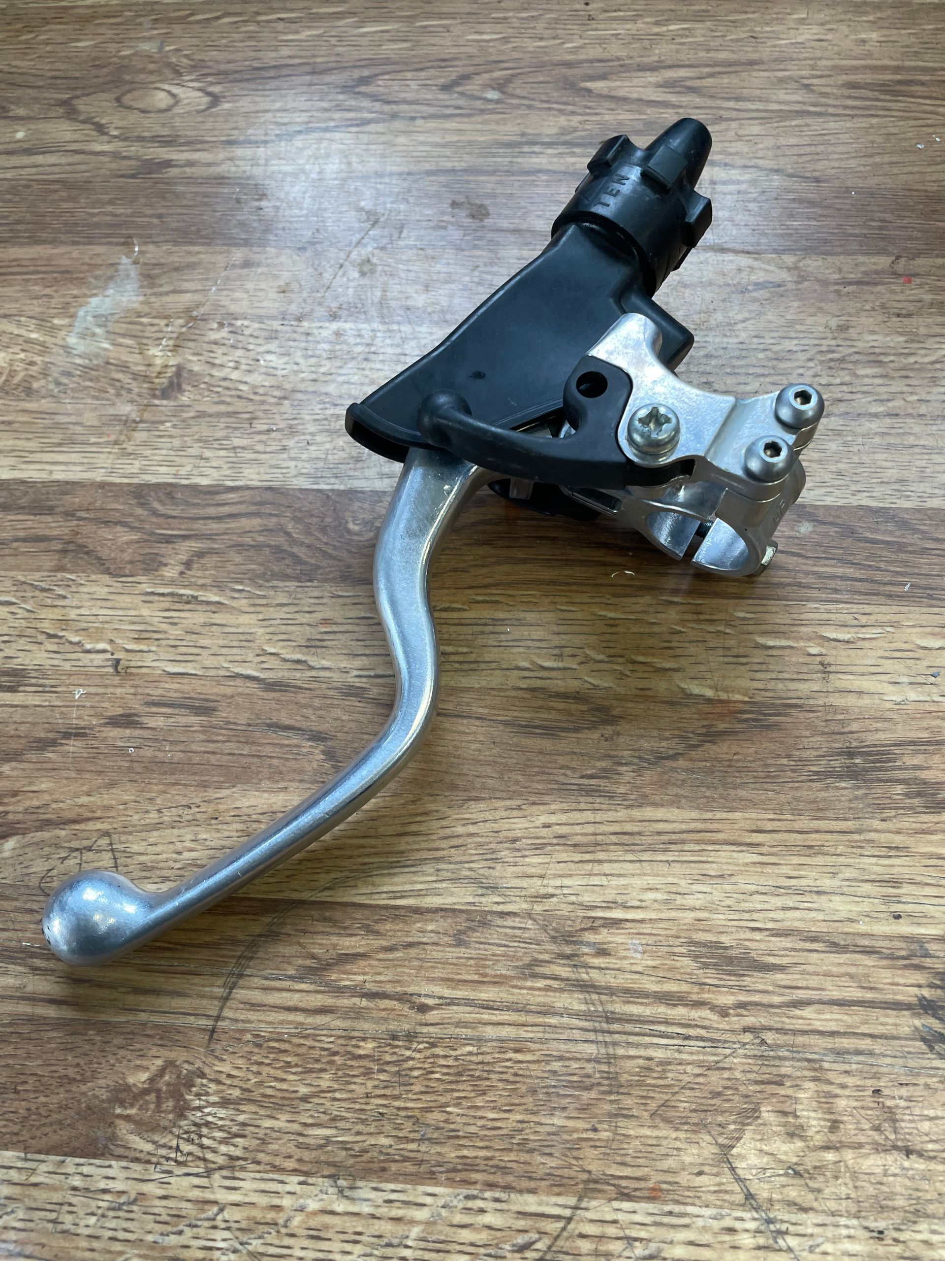 clutch perch with lever