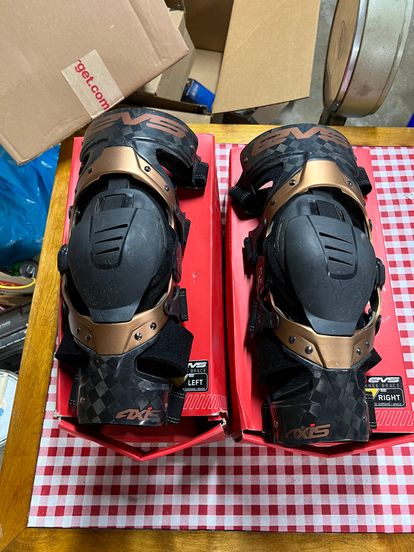 EVS Axis Pro Knee Brace Pair- Size M