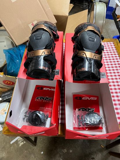 EVS Axis Pro Knee Brace Pair- Size M