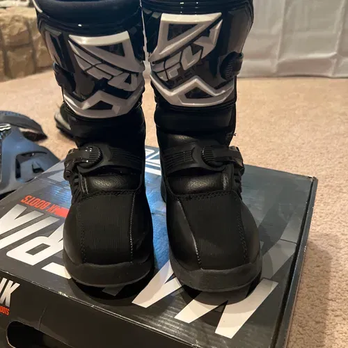 Youth fly cheap racing boots