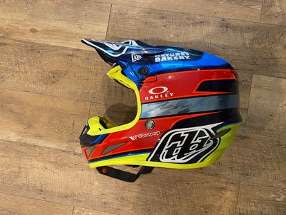 Troy Lee Designs SE4 Carbon helmet
