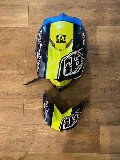 Troy Lee Designs SE4 Carbon helmet