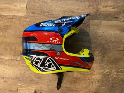Troy Lee Designs SE4 Carbon helmet