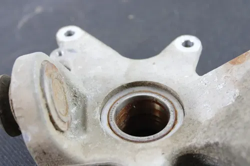2008 YAMAHA GRIZZLY 700 OEM FRONT RIGHT KNUCKLE HOLDER MOUNT B4450