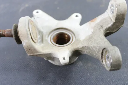 2008 YAMAHA GRIZZLY 700 OEM FRONT RIGHT KNUCKLE HOLDER MOUNT B4450