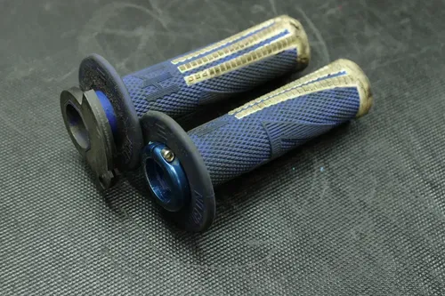 2005 Yamaha Yz125 ODI Handle Bar Grips  b4301
