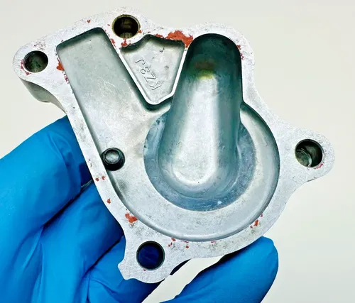 1997 - 2001 HONDA CR 250 WATER PUMP HOUSING 19221-KZ3-B10 RIGHT CASE CR250 GEAR