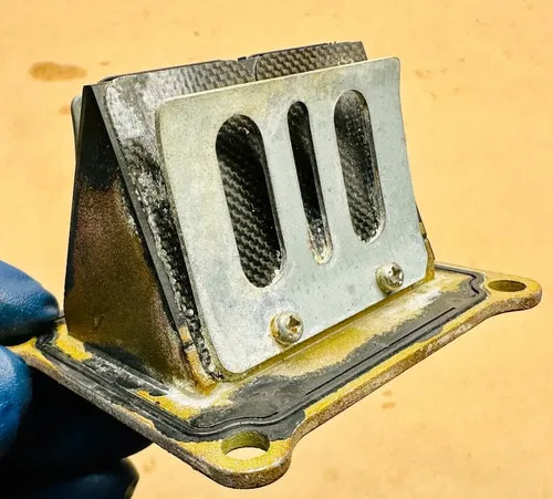 1992 - 2007 SUZUKI RM 125 INTAKE REED CAGE 13150-43D10 HOUSING RM125 HOLDER