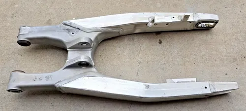 2008 - 2014 SUZUKI RMZ 450 REAR SWINGARM 61000-28H20 SWING ARM RMZ450 LEVER
