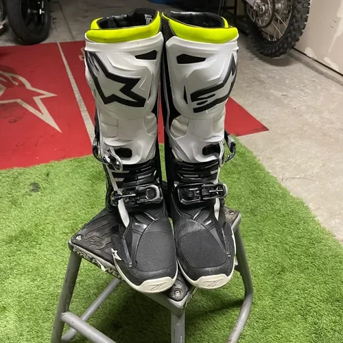 Alpinestar Tech 10 Boots Blk/Wht/Flo - Size 9