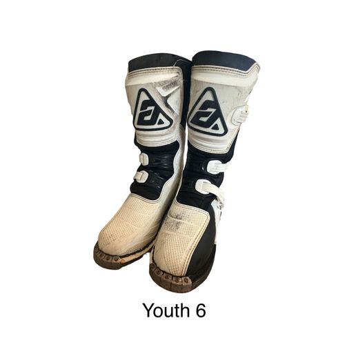 Answer Youth Size 6 Boots