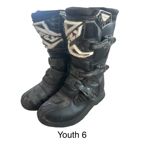 Youth Fly Boots - Size 6 