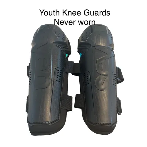 Youth Seven Knee Guards 