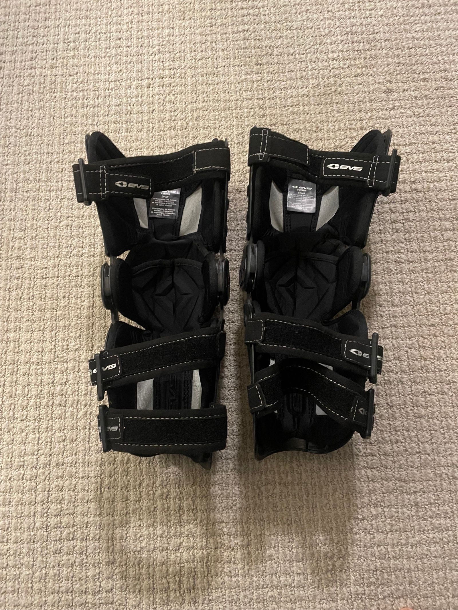 EVS R$9 Knee Braces - Pair | MX Locker