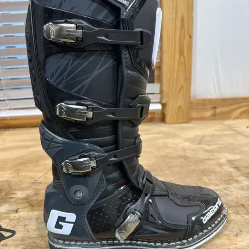Gaerne fastback enduro boots top