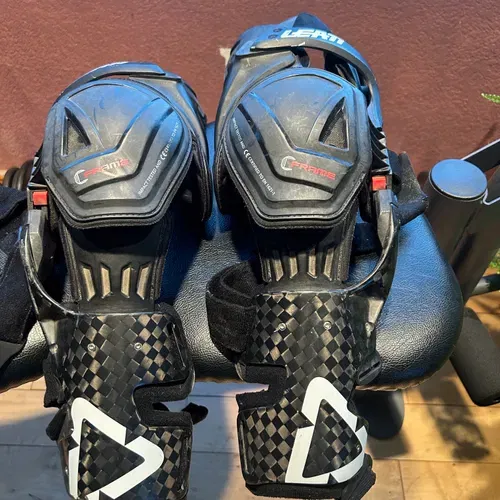 Leatt Pro Carbon Knee Braces 