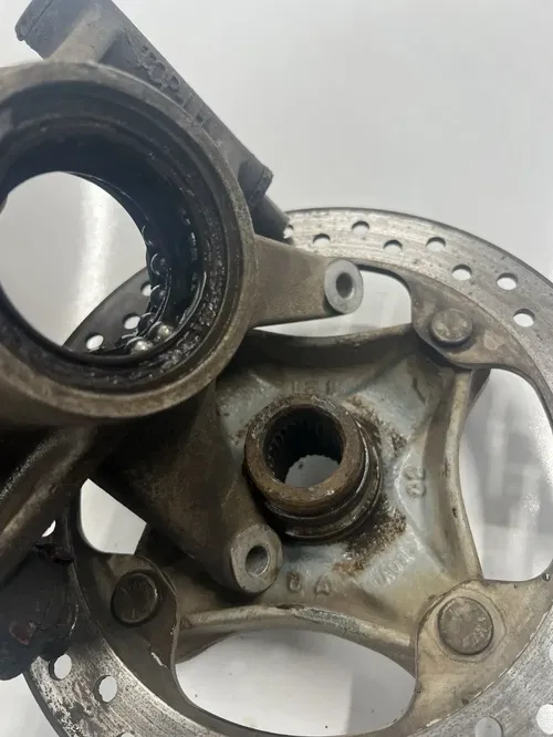 2009 Polaris Sportsman 850 Rear Wheel Hub Rotor Bearing Carrier 5136105