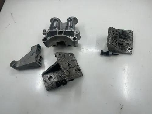 2002 Yamaha XL XLT GP1200R Upper Engine Mount Brackets 68N-21426-00-8P