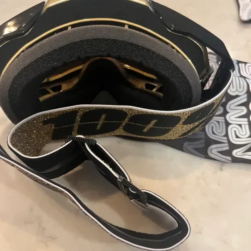 New 100% Armega Black/Gold Goggles with Hyper Lens