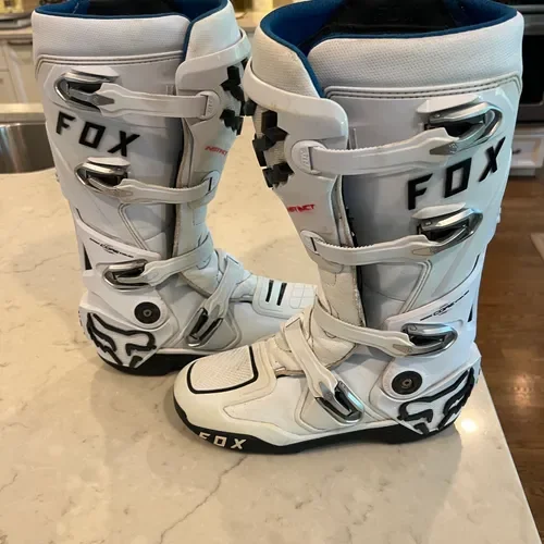 Fox Instinct 2.0 Motocross Boots Size 10.5 White with Ogio storage bag. 