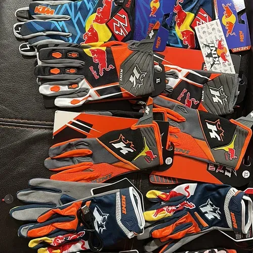 Gloves 