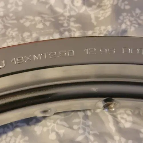 NEW SILVER D.I.D 19X2.50 RIM 32 SPOKE