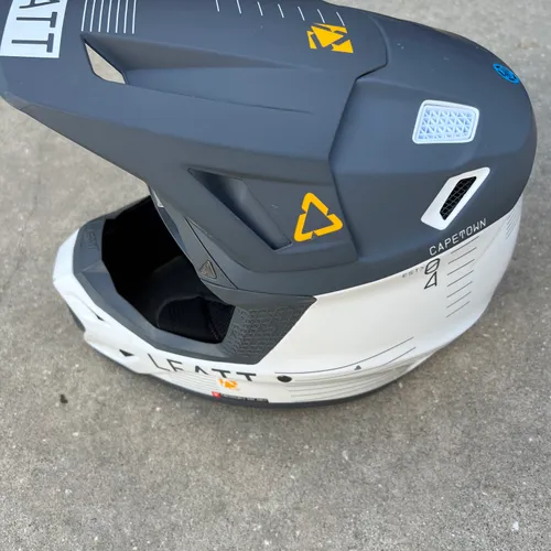 Leatt Moto 8.5 Helmet 