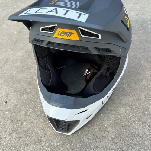 Leatt Moto 8.5 Helmet 