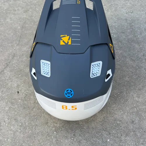 Leatt Moto 8.5 Helmet 