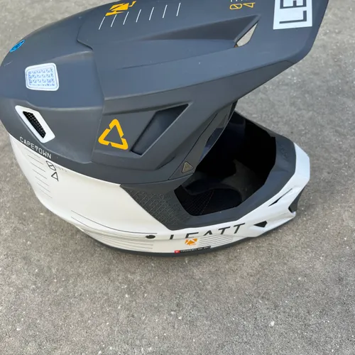 Leatt Moto 8.5 Helmet 