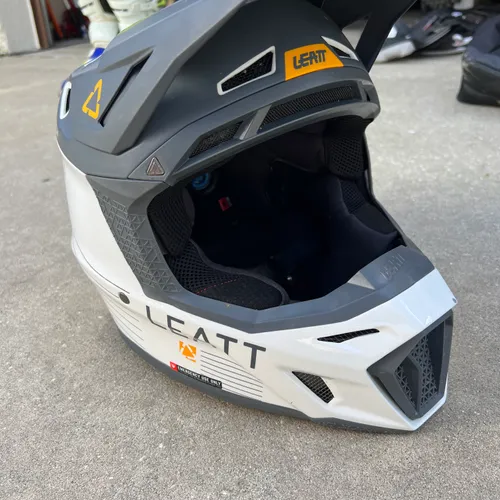 Leatt Moto 8.5 Helmet 