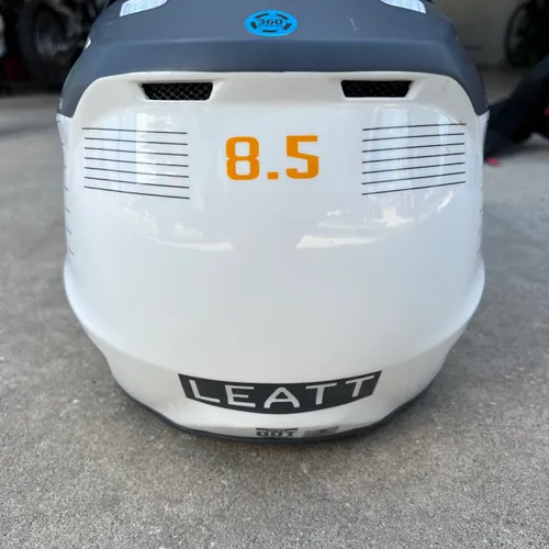 Leatt Moto 8.5 Helmet 