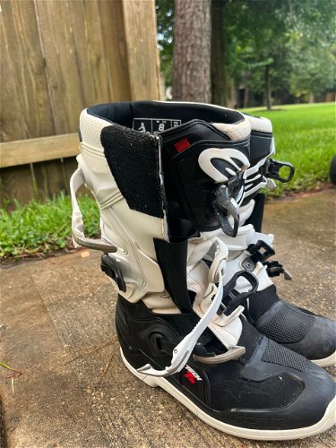 Black And White Tech 7 Boots Size 8 Kids