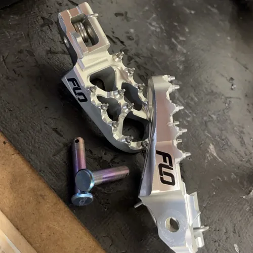 Flo Moto Ktm Lower Foot Pegs W/ Fcp Peg Pins