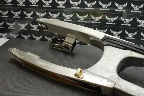 1999 SUZUKI RM125 RM250 OEM SWINGARM SWING ARM SUSPENSION 61000-37E10