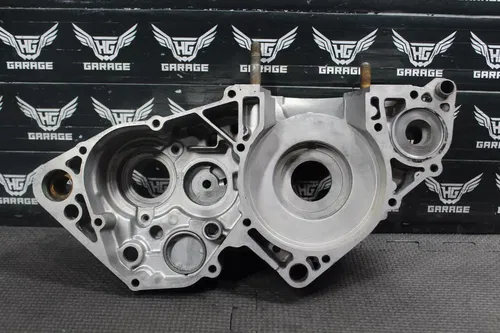 1997 SUZUKI RM250 OEM LEFT ENGINE MOTOR CRANKCASE CRANK CASE BLOCK 11300-37822
