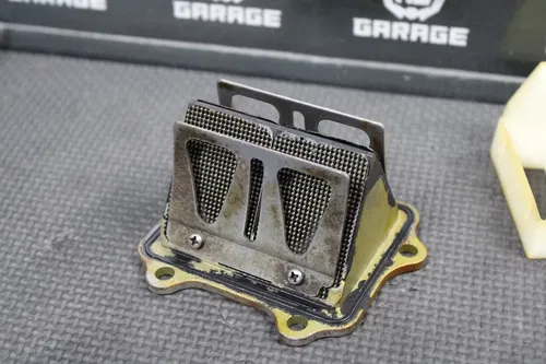 2003 YAMAHA 02-22 YZ250 OEM INTAKE REED BLOCK ASSEMBLY 5NX-13565-00-00
