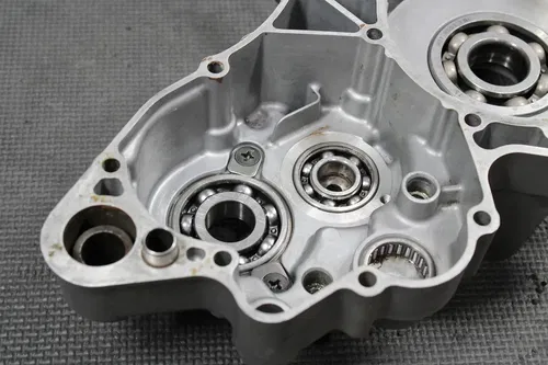 2002 SUZUKI RM250 K2 OEM LEFT ENGINE MOTOR CRANKCASE CRANK CASE