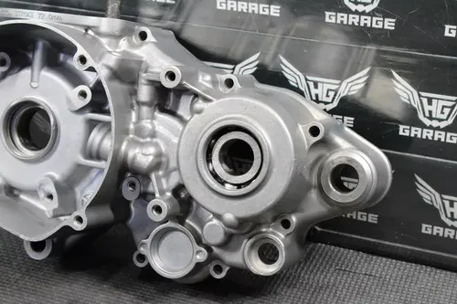 2002 SUZUKI RM250 K2 OEM LEFT ENGINE MOTOR CRANKCASE CRANK CASE