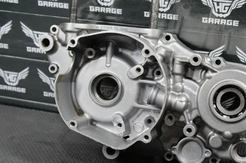 2002 SUZUKI RM250 K2 OEM LEFT ENGINE MOTOR CRANKCASE CRANK CASE