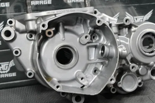 2002 SUZUKI RM250 K2 OEM LEFT ENGINE MOTOR CRANKCASE CRANK CASE