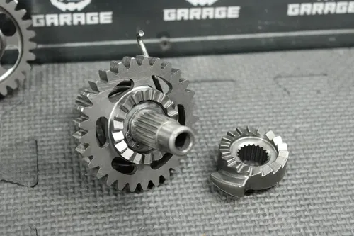 2005 HONDA CR125R OEM KICKSTART KICK START SHAFT W IDLER GEAR 28230-KS6-700